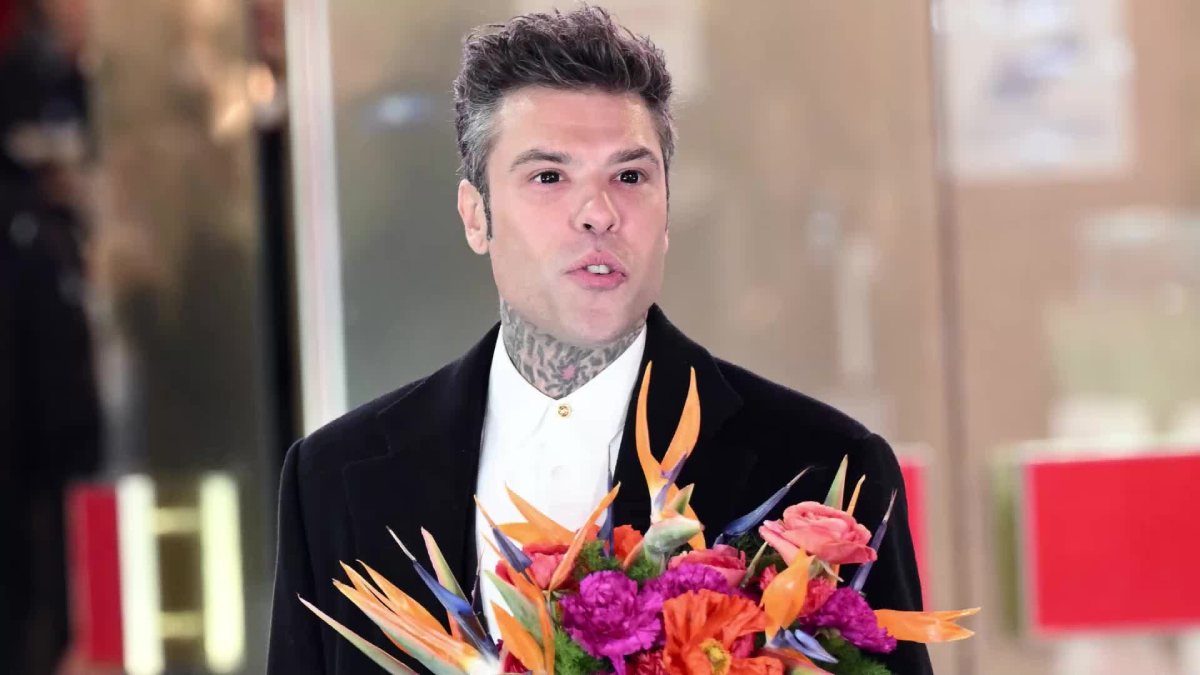 Perché Fedez aveva gli occhi completamente neri a Sanremo aisi