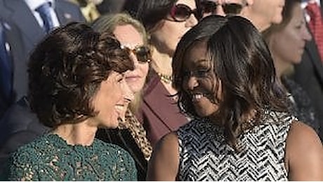 La complicità di Agnese e Michelle, sorrisi e abbracci tra first lady