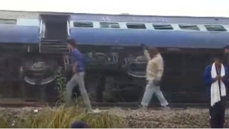 India, deraglia un treno: più di 60 morti, 150 feriti