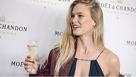 Bar Refaeli, con il bomber sul red carpet: il mix di stile conquista