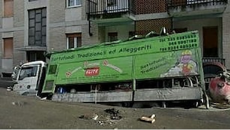Novara, in strada si spalanca una voragine che inghiotte un camion