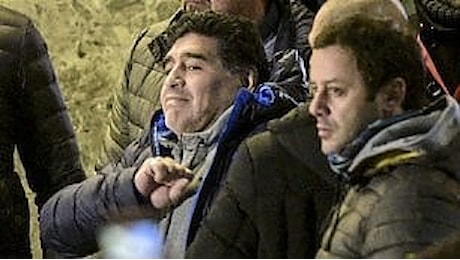 Maradona torna a Napoli e si emoziona