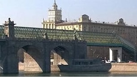Russia, questo battello non esiste: l'illusione ottica sotto il ponte di Mosca