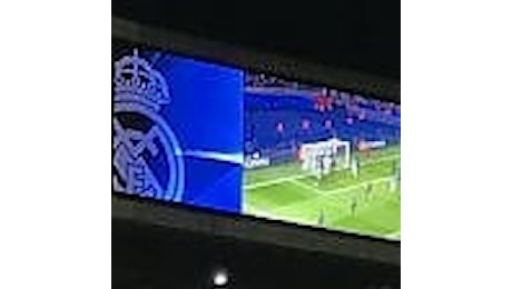 Real Madrid-Napoli, la disfatta del Barcellona sui maxischermi dello stadio Bernabeu