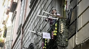 Neomelodico canta su un balcone del centro storico di Napoli: esplode la protesta