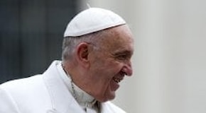 Papa Francesco intervistato dai clochard di Milano: Buttare elemosina e non toccare l'altro non è da cristiani