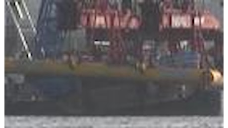 Augusta, le prime immagini del barcone naufragato dopo il recupero