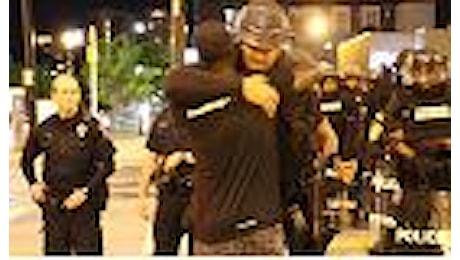 Charlotte, l'attivista abbraccia gli agenti: ''I poliziotti non sono i nostri nemici''