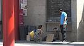 Niente soldi, solo fiducia: a Milano il piccolo mendicante sorprende i passanti