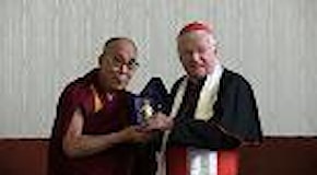 Il Dalai Lama a Milano, la sciarpa bianca della felicità donata all'arcivescovo