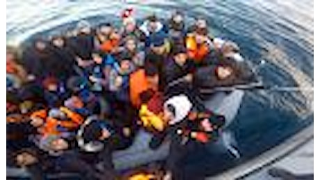 Grecia: Guardia Costiera italiana aiuta a soccorrere migranti