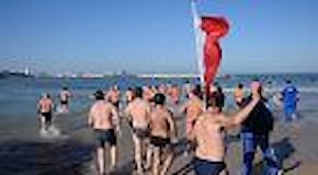 Bari, Capodanno con tuffo in mare per i runner della marcialonga Nicolaiana
