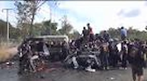 Thailandia: gravissimo incidente stradale, 25 morti