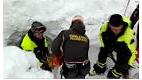 Valanga su hotel, gli alpinisti scavano nella neve 