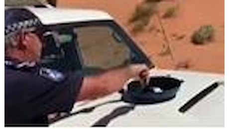 Australia, caldo record: il poliziotto cuoce un uovo sul cofano dell'auto