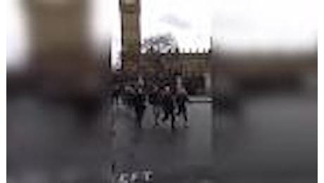 Londra, attacco a Westminster: il rumore degli spari e la fuga dei passanti