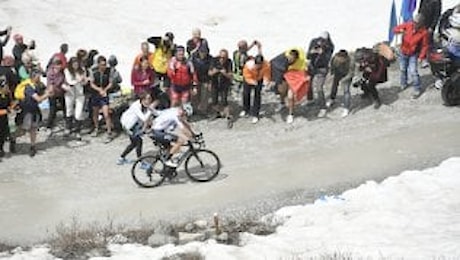Froome ribalta il Giro d'Italia: Yates a picco, Dumoulin tiene, cede anche Pozzovivo