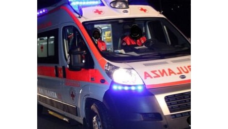 Violento scontro tra auto e scooter: 17enne muore durante la corsa in ospedale