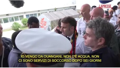 Macron litiga con un cittadino di Mayotte devastata dal ciclone: «Se è qui per gridare me ne vado»