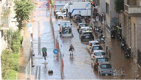 Milano, allagata via Fontana vicino al Tribunale: colpa della manovra errata di un operaio. Senz'acqua 400 famiglie