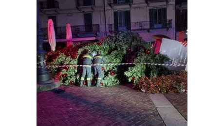 Forti raffiche di vento, a terra l'albero di Natale di piazza Duomo e le lanterne del lungolago