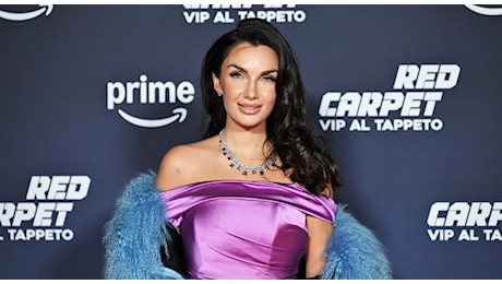 Elettra Lamborghini a Red Carpet – Vip al Tappeto. La rottura con la sorella Ginevra e il cognome ingombrante: «Ho preso tante porte in faccia»