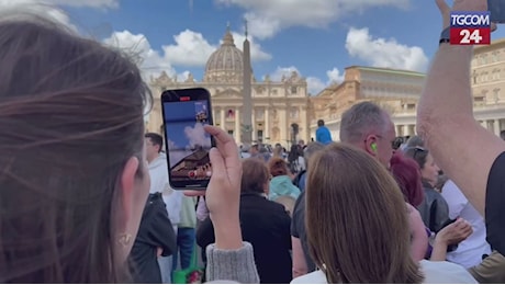Il Conclave ai tempi dei social: a San Pietro tutti con gli smartphone per riprendere la fumata