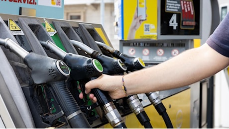 Benzina, quali sono e come funzionano i comparatori di prezzo per risparmiare. Il caso trasparenza