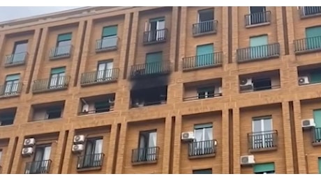 Napoli, incendio in un b&b in piazza del Municipio, morta la turista 28enne Emanuela Chirilli a causa di un corto circuito - VIDEO