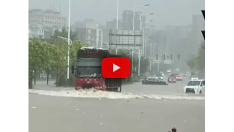 Meteo Diretta Taiwan, l'impatto distruttivo del Tifone Kong Rey, il Video