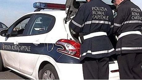 Investe e uccide un pedone, poi si schianta contro un bus: incidente mortale in via Salaria