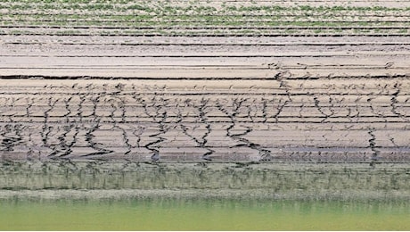 Sembra il deserto ma è il lago della diga Capacciotti in provincia di Foggia. Terra arida e spaccata al posto dell’acqua: la siccità ora fa paura