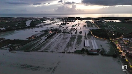 Cronaca meteo - Maltempo Toscana, il Cecina rompe argine e esonda, vasta area allagata - VIDEO