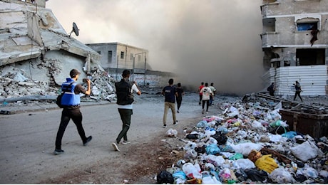 Gaza City, bombardata una scuola di sfollati: 11 morti. Negoziati al bivio, ultima proposta Usa: “Prendere o lasciare”