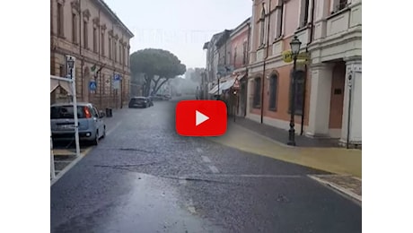 Meteo: Maltempo Emilia Romagna, nubifragi si abbattono sulla costa romagnola, ci sono allagamenti; il Video