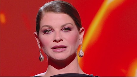 Alessandra Amoroso sulla gravidanza: “Paura profonda di non essere all’altezza”, monologo e lacrime a Le Iene
