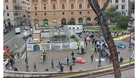 Roma, 5 quintali di letame davanti al Viminale. Blitz degli attivisti: L'unica certezza è questo clima di me**a