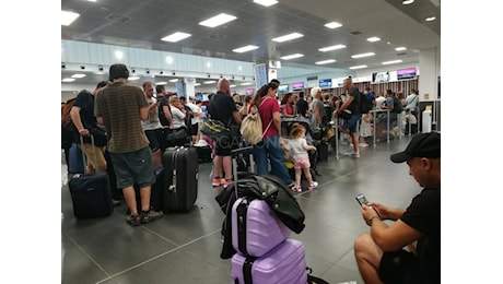 Il venerdì da incubo all’aeroporto di Orio, tra ritardi dei voli e l’odissea dei passeggeri