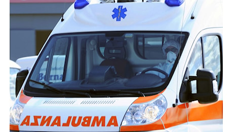 Scende dall’auto e un veicolo lo travolge: la tragedia a Lecce