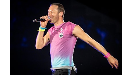 Chris Martin cade in una botola, concerto dei Coldplay col brivido in Australia. Il video