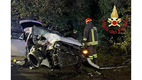 Suv con cinque ragazzi si schianta contro un albero: muore un 17enne, quattro giovani feriti