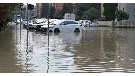 Alluvione a Bologna, strade ed edifici allagati nel centro di Budrio: le immagini del drone