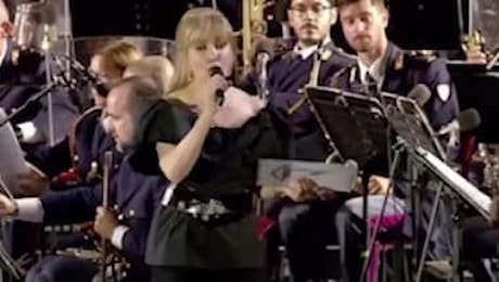 Ceccon ha vinto l'Oro, l'annuncio di Milly Carlucci durante il concerto della Polizia a Roma