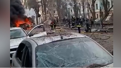 Attacco russo sulla città di Sumy. Il video postato da Zelensky che mostra la distruzione: “Il mondo reagisca con fermezza”