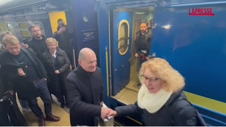 VIDEO Ucraina, Scholz arriva a sorpresa a Kiev in treno