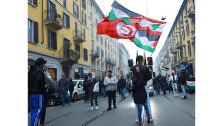 Corteo pro Pal a Milano, Hannoun telefona dopo foglio di via: Vogliono zittirmi, non mi fermo