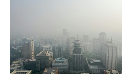 Meteo - La capitale indiana Nuova Delhi soffoca in una nebbia tossica e mortale. Video