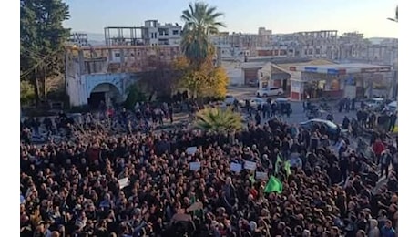 Siria, proteste per video con attacco a santuario alawita. Le autorità: “Immagini vecchie”