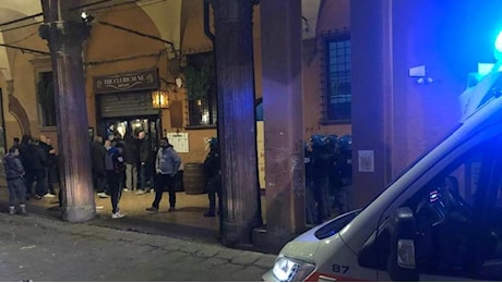 Rissa tra tifosi del Lille e del Bologna al pub di via Zamboni: “Volavano bidoni e bottiglie”