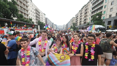 Milano Pride 2024, la parata di oggi in diretta: obiettivo 300 mila persone. Schlein sulle parole di Marina Berlusconi: «Felice quando c'è riconoscimento dell'uguaglianza ma la destra è indietro»